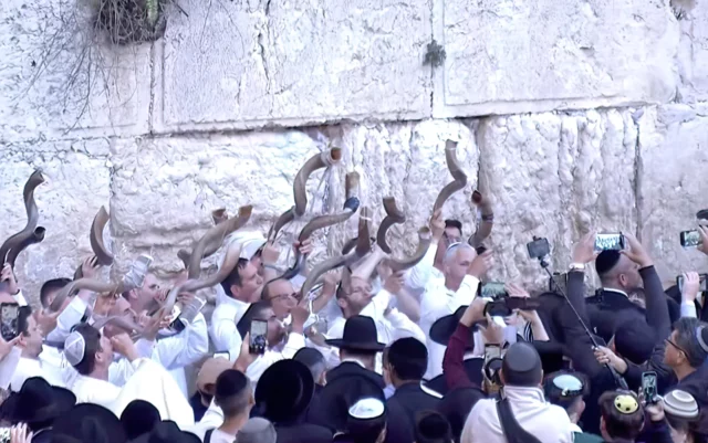 Rezo masivo del Shema en el Muro Occidental por los rehenes