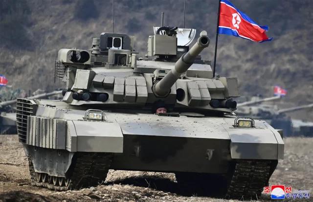 Kim Jong Un supervisa ejercicios militares desde un nuevo tanque