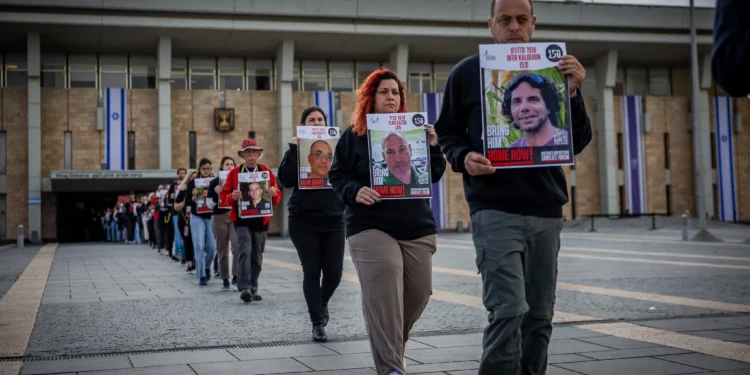 Familias de rehenes realizan procesión silenciosa en la Knesset