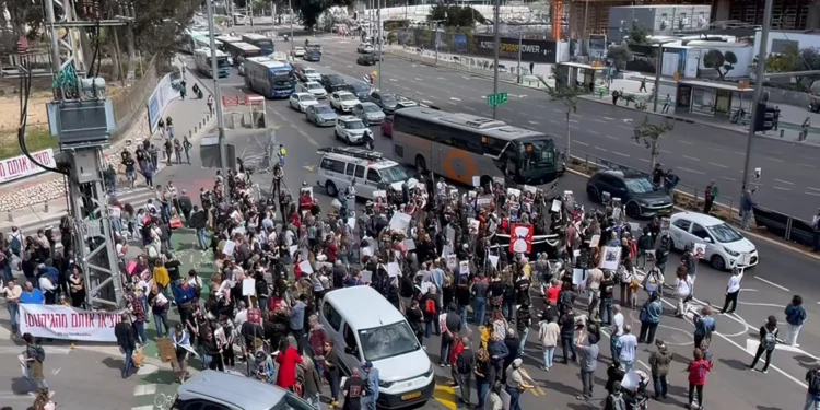 Familiares de rehenes exigen al gobierno israelí que acepte el acuerdo con Hamás