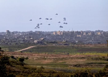 El ejército de EE. UU. realiza un nuevo lanzamiento aéreo de ayuda a Gaza