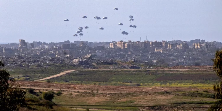 El ejército de EE. UU. realiza un nuevo lanzamiento aéreo de ayuda a Gaza
