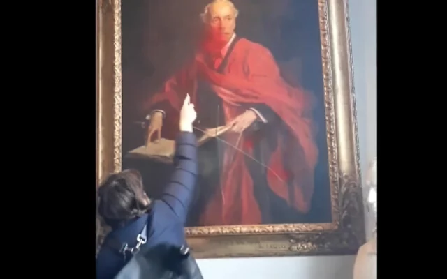 Propalestino vandaliza retrato de Arthur Balfour en Universidad de Cambridge