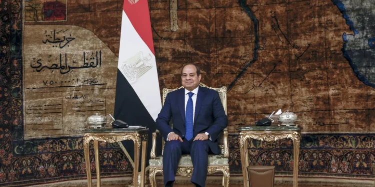 Sissi dice que Egipto se esfuerza por garantizar una tregua en Gaza