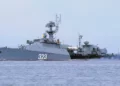 Tres buques de guerra rusos siguen a un submarino enemigo