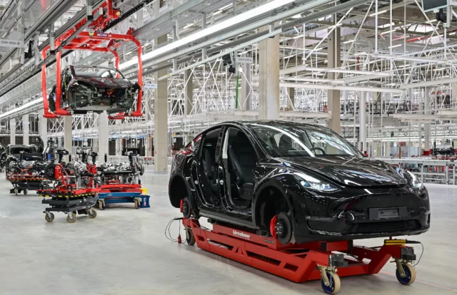 Ataque ecoterrorista detiene producción de Tesla