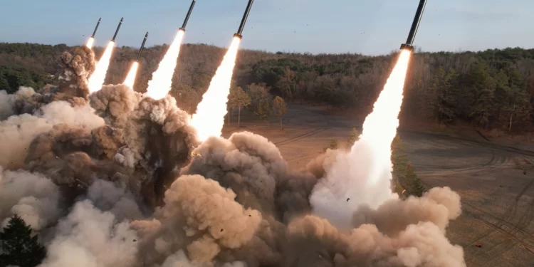 Corea del Norte lanza cohetes “supergrandes” al mar de Japón