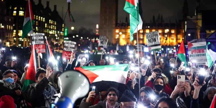 Comisario antiterrorista del Reino Unido alerta sobre antisemitismo de las marchas propalestinas