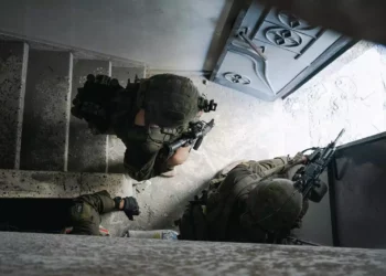 Tropas de la Brigada de Comando operan en el barrio Jan Yunis de al-Amal, en una imagen publicada el 7 de abril de 2024 (Fuerzas de Defensa de Israel).