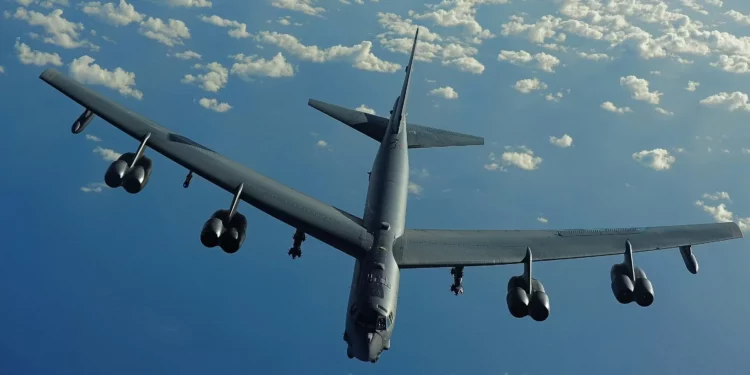 2 bombarderos B-52 aterrizan en el aeropuerto civil de Chennault