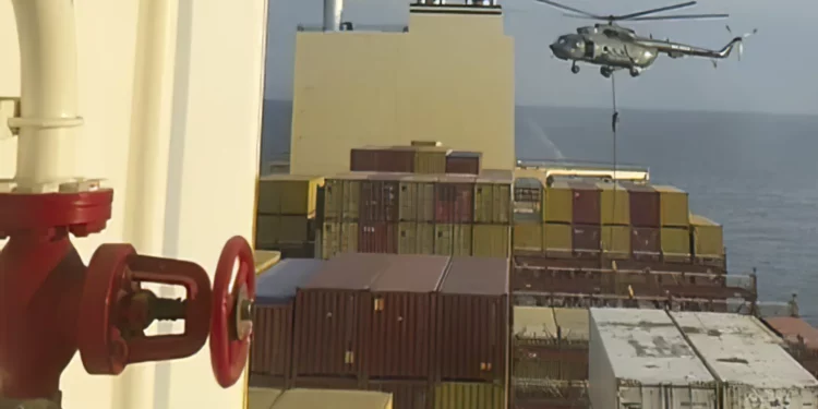 Esta captura de imagen tomada de un video de UGC publicado en las redes sociales el 13 de abril de 2024 muestra a la Guardia Revolucionaria de Irán descendiendo en rappel sobre un buque portacontenedores, MSC Aries, cerca del Estrecho de Ormuz. (Captura de pantalla del vídeo)