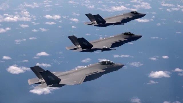 Portaaviones, F-35 y bombarderos de EE. UU. rodean a Venezuela