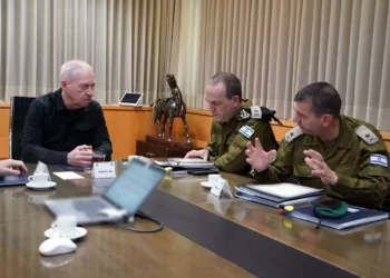 Foto: El ministro de Defensa, Yoav Gallant (izquierda), se reúne con el jefe de la Dirección de Operaciones de las FDI, el mayor general Oded Basiuk (centro), y el jefe de la Dirección de Inteligencia Militar, el mayor general Aharon Haliva, en su oficina en Tel Aviv, 7 de abril de 2024. 

(Ariel Hermoni/Ministerio de Defensa)