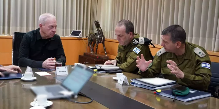 Foto: El ministro de Defensa, Yoav Gallant (izquierda), se reúne con el jefe de la Dirección de Operaciones de las FDI, el mayor general Oded Basiuk (centro), y el jefe de la Dirección de Inteligencia Militar, el mayor general Aharon Haliva, en su oficina en Tel Aviv, 7 de abril de 2024. 

(Ariel Hermoni/Ministerio de Defensa)