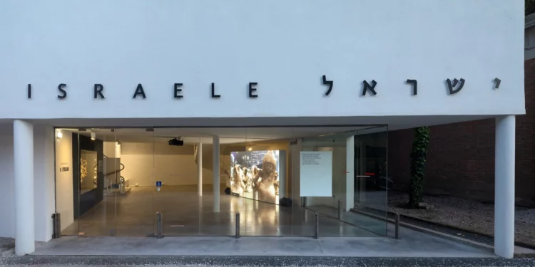Artista israelí cierra su exposición en la Bienal de Venecia en solidaridad con rehenes