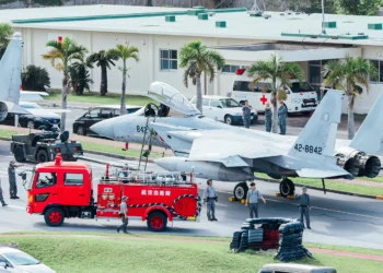 Cazas F-15 de JASDF aterrizan en la vía pública