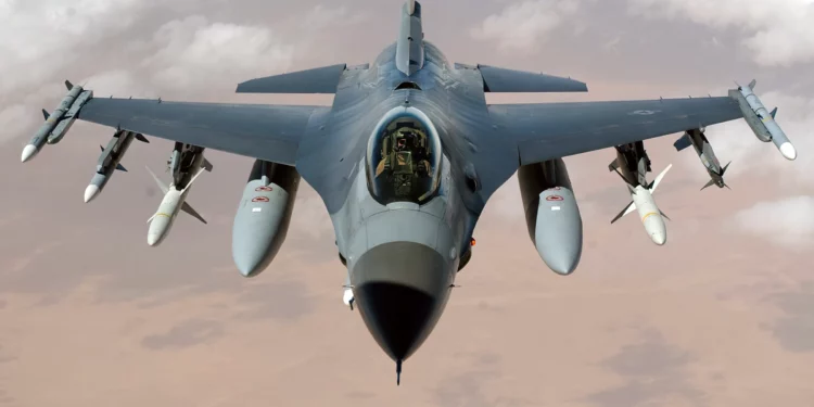 El imparable avión de combate F-16 Fighting Falcon