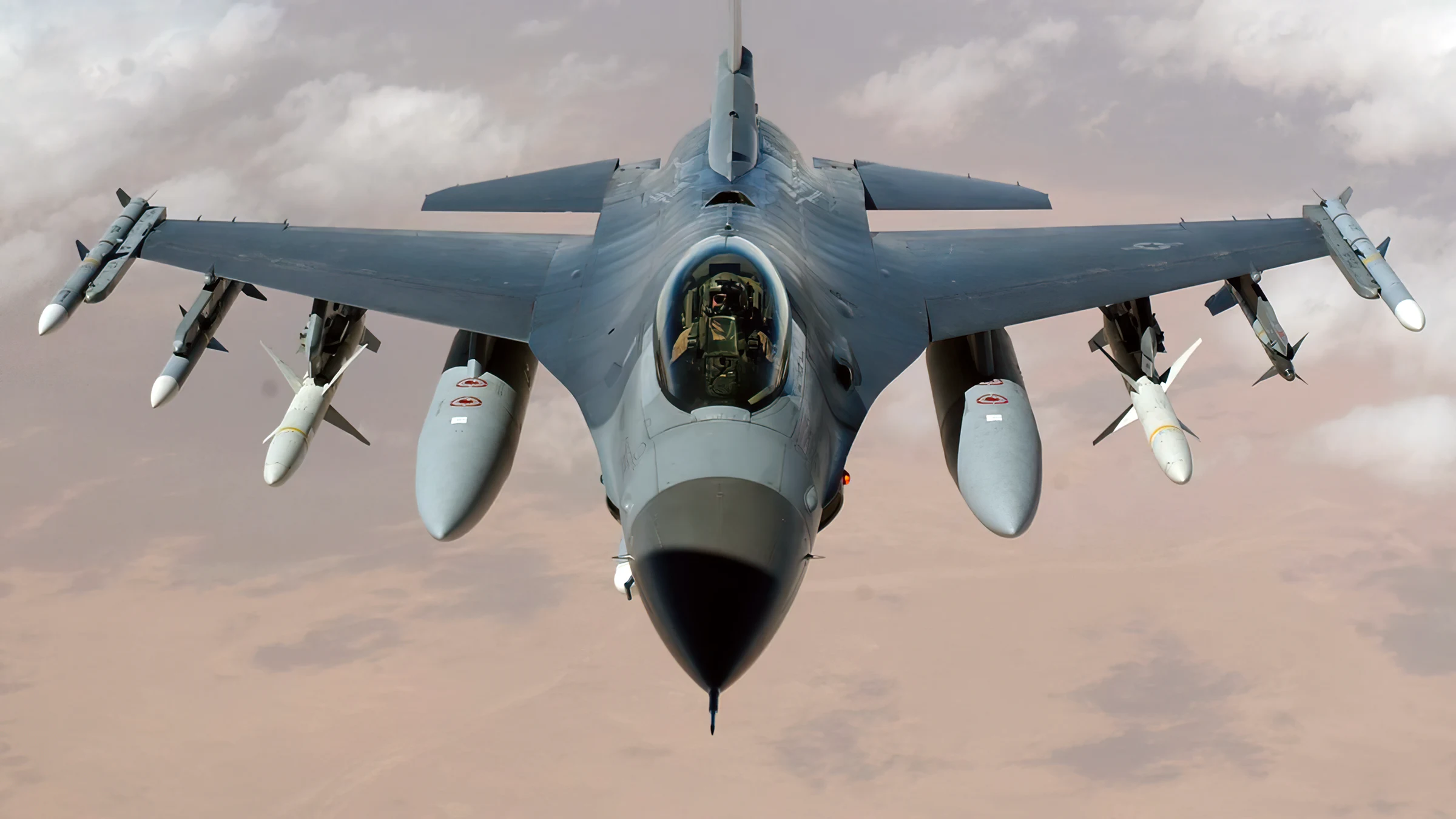 El imparable avión de combate F-16 Fighting Falcon