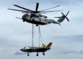 Caza F-35 transportado por un helicóptero CH-53K King Stallion