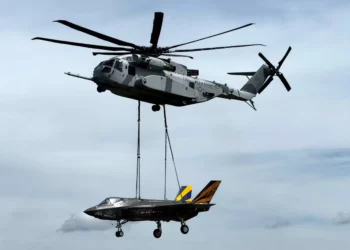 Caza F-35 transportado por un helicóptero CH-53K King Stallion