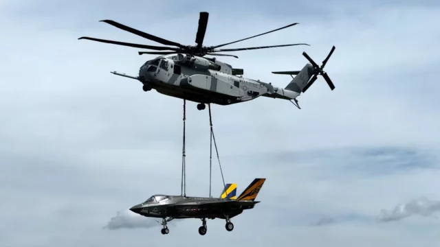 Caza F-35 transportado por un helicóptero CH-53K King Stallion