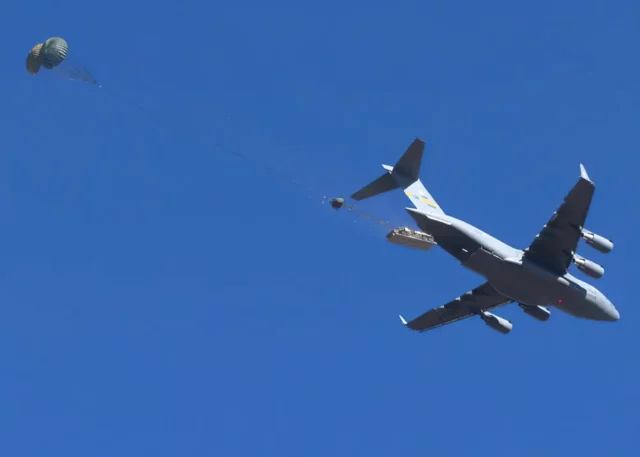 Ejército de EE. UU. prueba lanzamiento aéreo del FMTV A2 LVAD Cargo 6×6