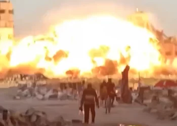 Reportan un gran ataque aéreo cerca de la población en Rafah