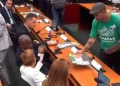 Hombre con camiseta de Hamás distribuye panfletos antisemitas en el parlamento brasileño