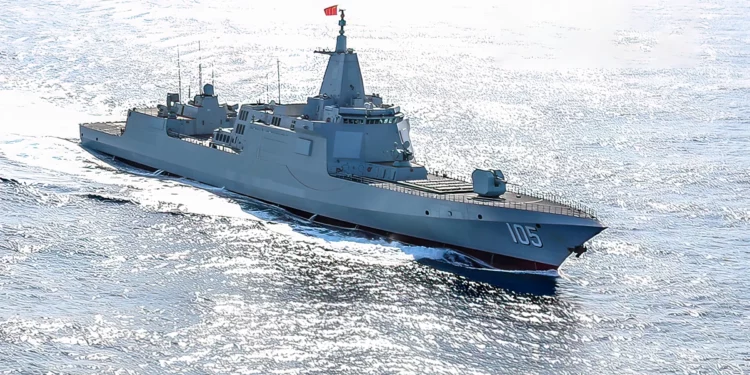 El destructor de misiles guiados Dalian (Hull 105) adjunto al Comando del Teatro Sur del EPL navega durante un simulacro de entrenamiento conjunto en alta mar a principios de abril de 2023. Foto: eng.chinamil.com.cn