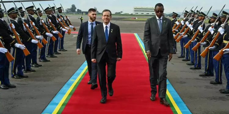 El presidente Isaac Herzog llega a Ruanda para asistir a la ceremonia que conmemora los 30 años del genocidio de Ruanda, el 7 de abril de 2024. (Maayan Toaf/GPO)