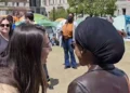 Ilhan Omar visita protesta antiisraelí en la Universidad de Columbia