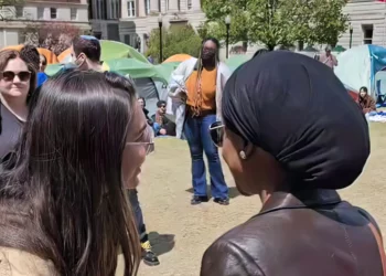 Ilhan Omar visita protesta antiisraelí en la Universidad de Columbia