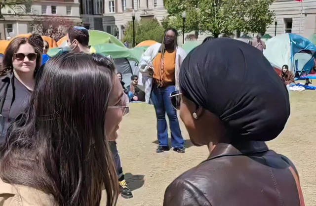 Ilhan Omar visita protesta antiisraelí en la Universidad de Columbia
