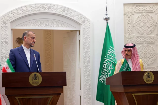 Ministro de Exteriores iraní habla con su homólogo saudí sobre el ataque a Israel