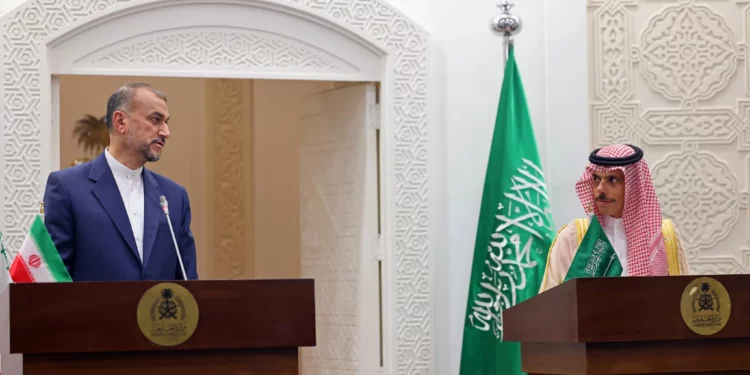 Ministro de Exteriores iraní habla con su homólogo saudí sobre el ataque a Israel