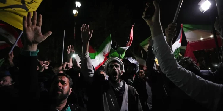 Iraníes celebran ataque contra Israel