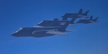 Dos aviones F-35A Lightning II del Escuadrón de Cazas 421 de las Fuerzas Aéreas estadounidenses vuelan lado a lado con dos aviones F-35I Lightning II "Adir" de las Fuerzas Aéreas israelíes durante el ejercicio "Enduring Lightning II" sobre el sur de Israel el 2 de agosto de 2020. Al tiempo que forjan una asociación resuelta, los aliados se entrenan para mantener una postura preparada para disuadir a los agresores regionales. (Foto de la Fuerza Aérea de EE.UU. por el sargento técnico Charles Taylor)