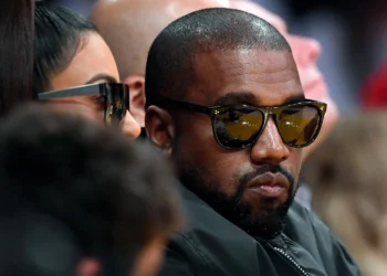 Kanye West enfrenta demanda por comentarios racistas y elogios a Hitler