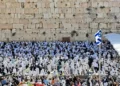 Miles de judíos asisten al Kotel para la bendición sacerdotal
