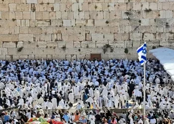 Miles de judíos asisten al Kotel para la bendición sacerdotal