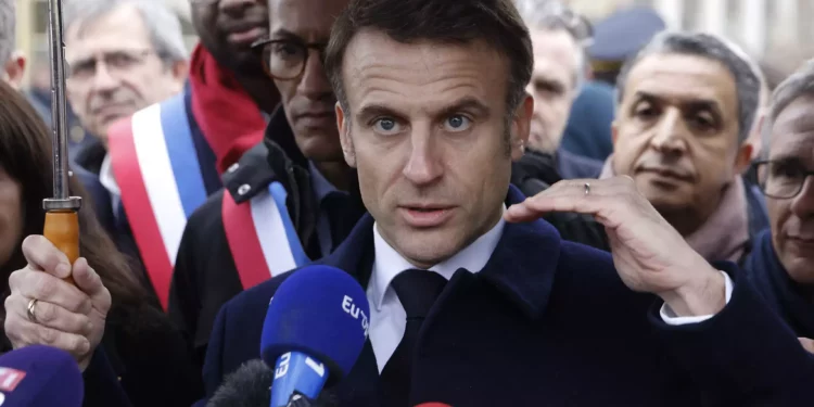 El presidente de Francia, Emmanuel Macron, habla con periodistas durante la inauguración de la villa olímpica de París 2024 en Saint-Denis, al norte de París, el 29 de febrero de 2024. 

(Ludovic Marin/Pool/AFP)