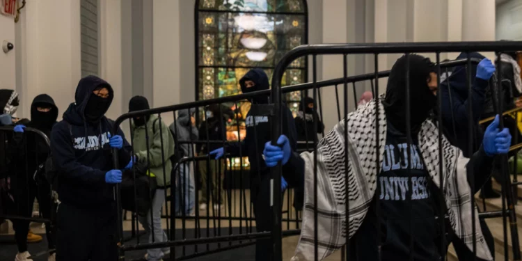 Manifestantes de Columbia despliegan pancarta de “intifada” en edificio tomado