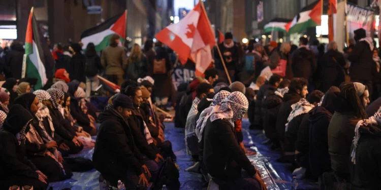 “Larga vida al 7 de octubre”: Corean manifestantes en Vancouver