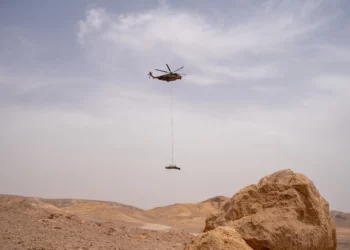 Restos de misil iraní retirados con helicóptero en el sur de Israel