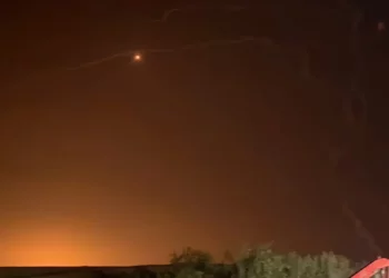 Irán lanza más de 200 misiles contra Israel: daños leves en base militar