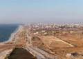 El ejército israelí junto con el Ministerio de Defensa han difundido imágenes recientes de la construcción de un muelle flotante en la costa central de la Franja de Gaza