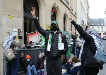 Manifestantes antiisraelíes ocupan edificio universitario en París