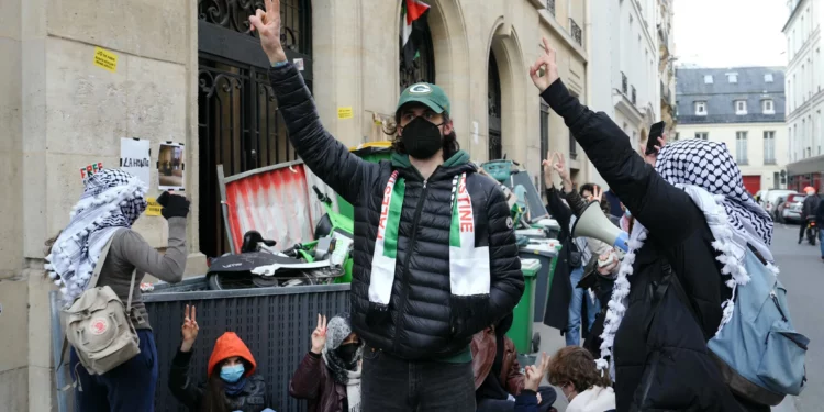 Manifestantes antiisraelíes ocupan edificio universitario en París