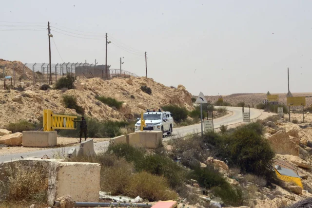 Las FDI disparan a traficantes de drogas en la valla fronteriza con Egipto