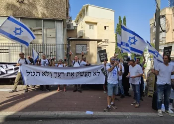 Protestas frente a casa de rabino por fondos a yeshivas haredíes